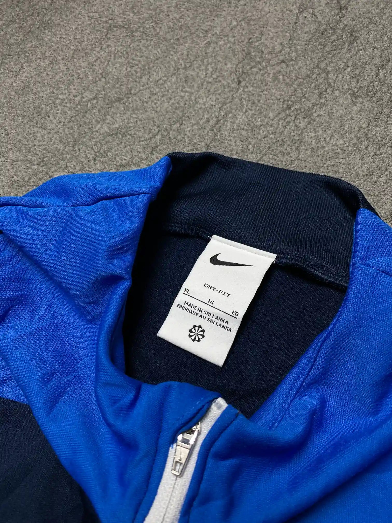 Nike DRI-FIT thumbholder training top // xl