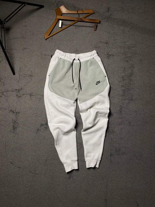 Nike sportswear tech fleece trousers // Adult small