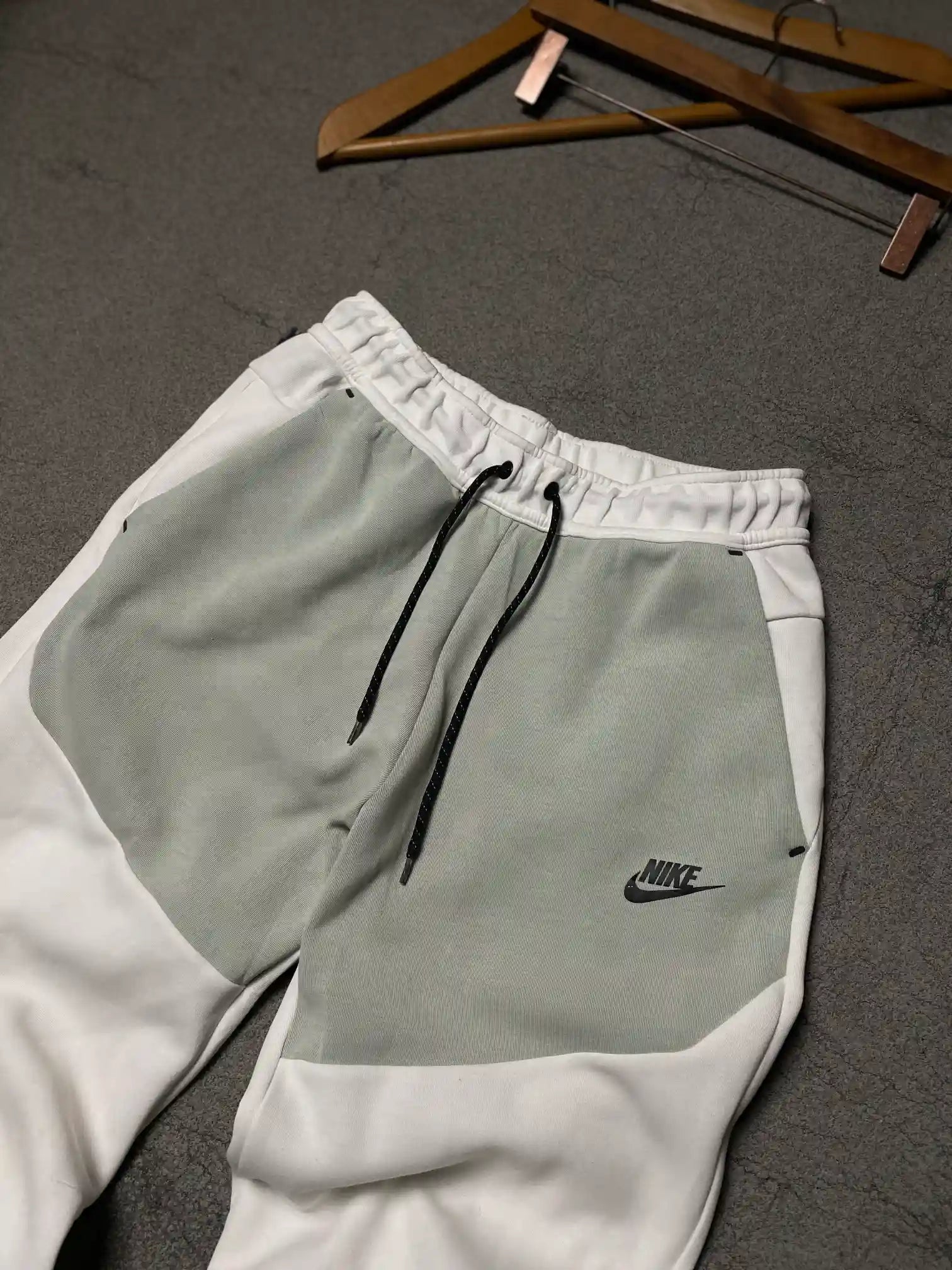 Nike sportswear tech fleece trousers // Adult small