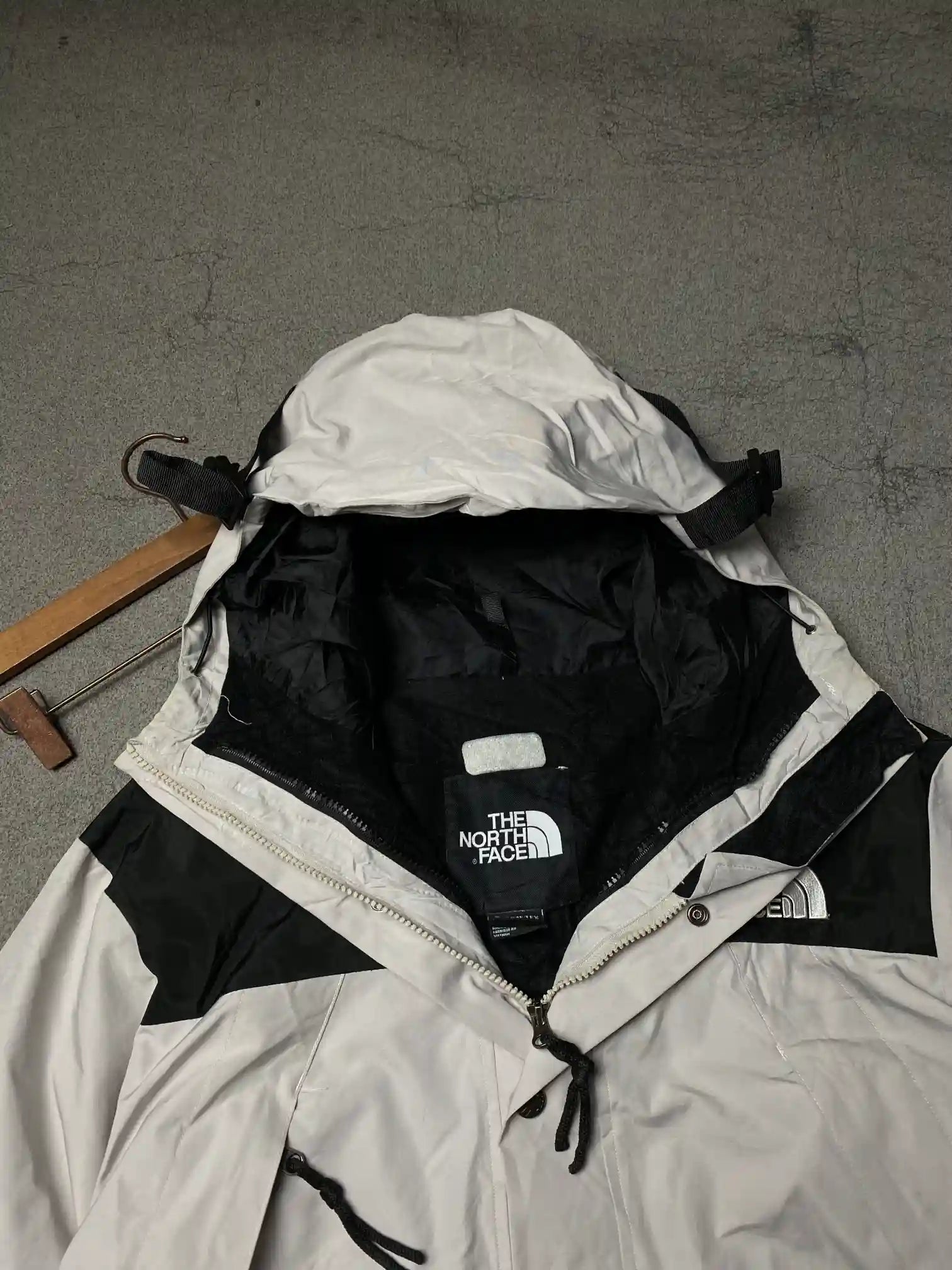 THE NORT HFACE GORE-TEX JACKET // ADULT MEDIUM