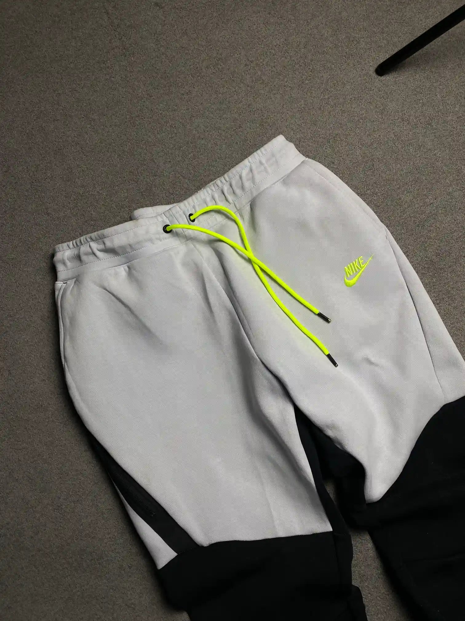 NIKE TECH STREETWEAR TROUSERS // ADULT LARGE