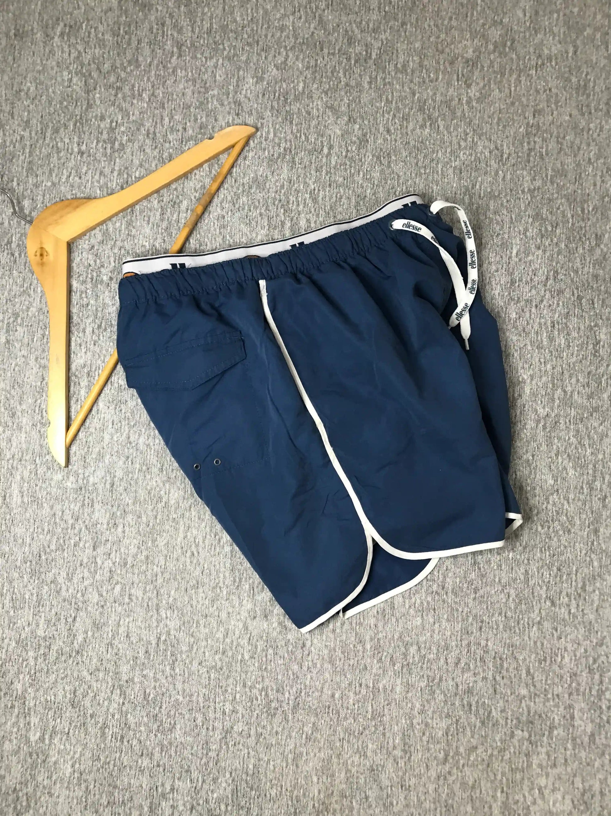 Preloved Ellesse Medium Sports Shorts with Pockets - preloved - shorts - Athletewearz