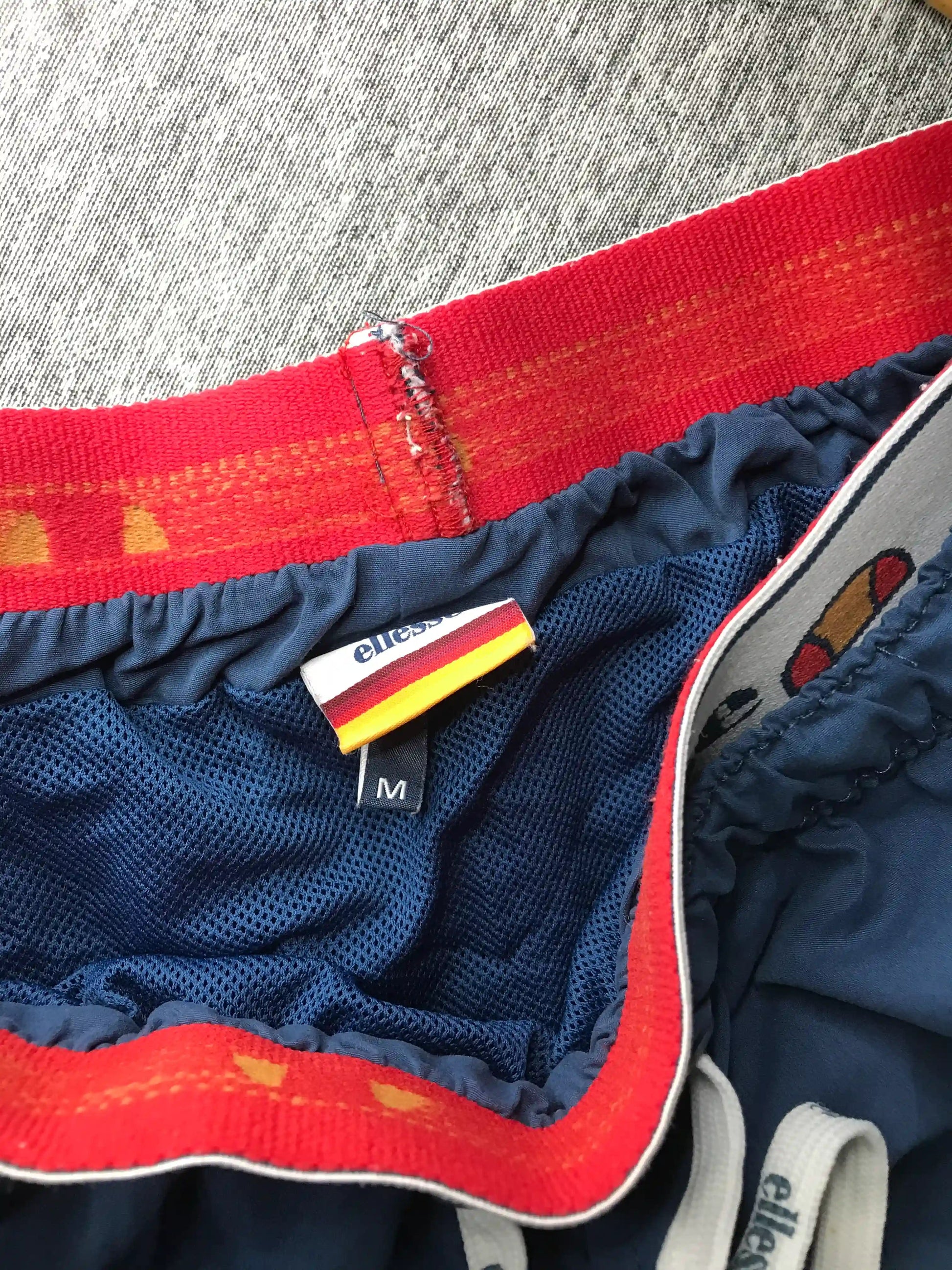 Preloved Ellesse Medium Sports Shorts with Pockets - preloved - shorts - Athletewearz